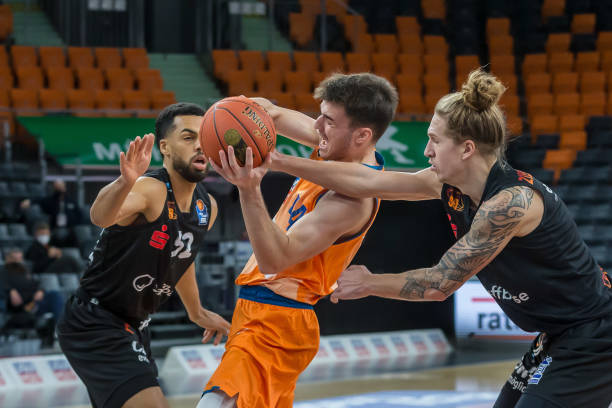 岁以下的球 岁以下的球